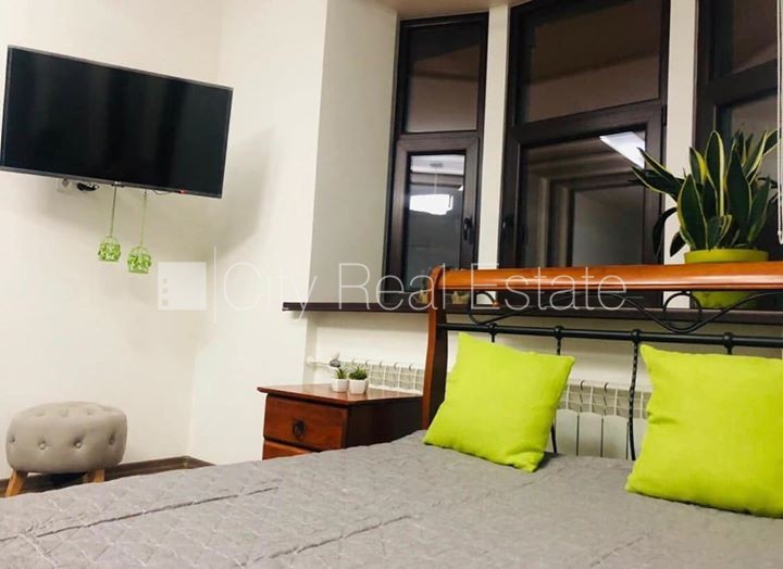 Sludinājumi. Fasādes māja, ieeja no ielas, ir lifts, kāpņu telpa pēc kapitālā remonta, logi vērsti uz ielas Cena: 350 EUR/mēn Foto #6