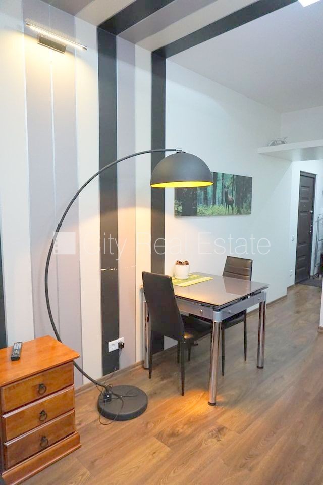 Sludinājumi. Fasādes māja, ieeja no ielas, ir lifts, kāpņu telpa pēc kapitālā remonta, logi vērsti uz ielas Cena: 350 EUR/mēn Foto #5