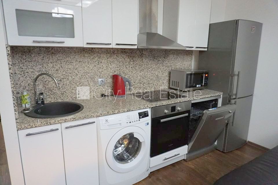 Sludinājumi. Fasādes māja, ieeja no ielas, ir lifts, kāpņu telpa pēc kapitālā remonta, logi vērsti uz ielas Cena: 350 EUR/mēn Foto #7