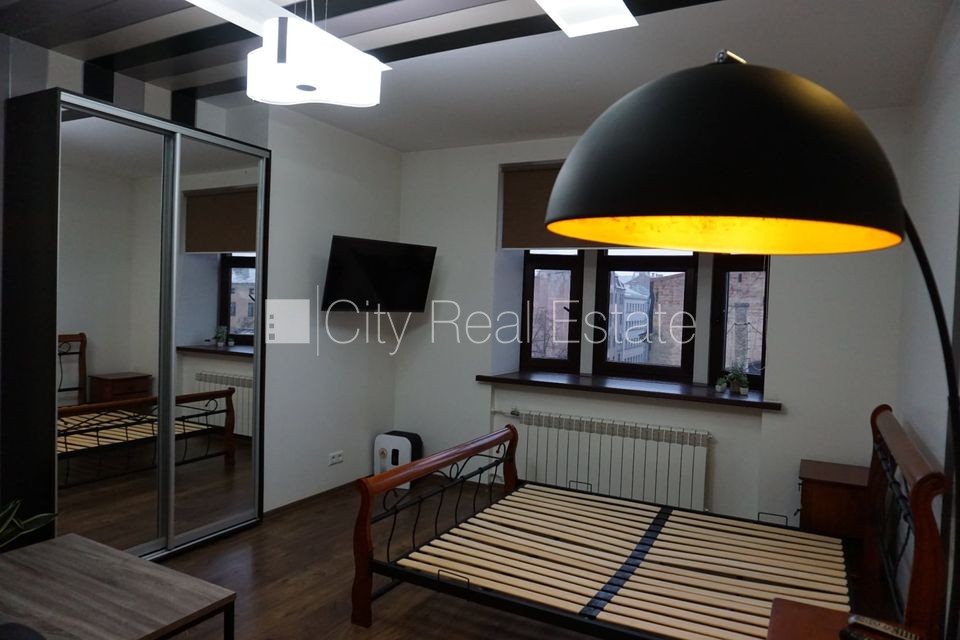 Sludinājumi. Fasādes māja, ieeja no ielas, ir lifts, kāpņu telpa pēc kapitālā remonta, logi vērsti uz ielas Cena: 350 EUR/mēn Foto #8