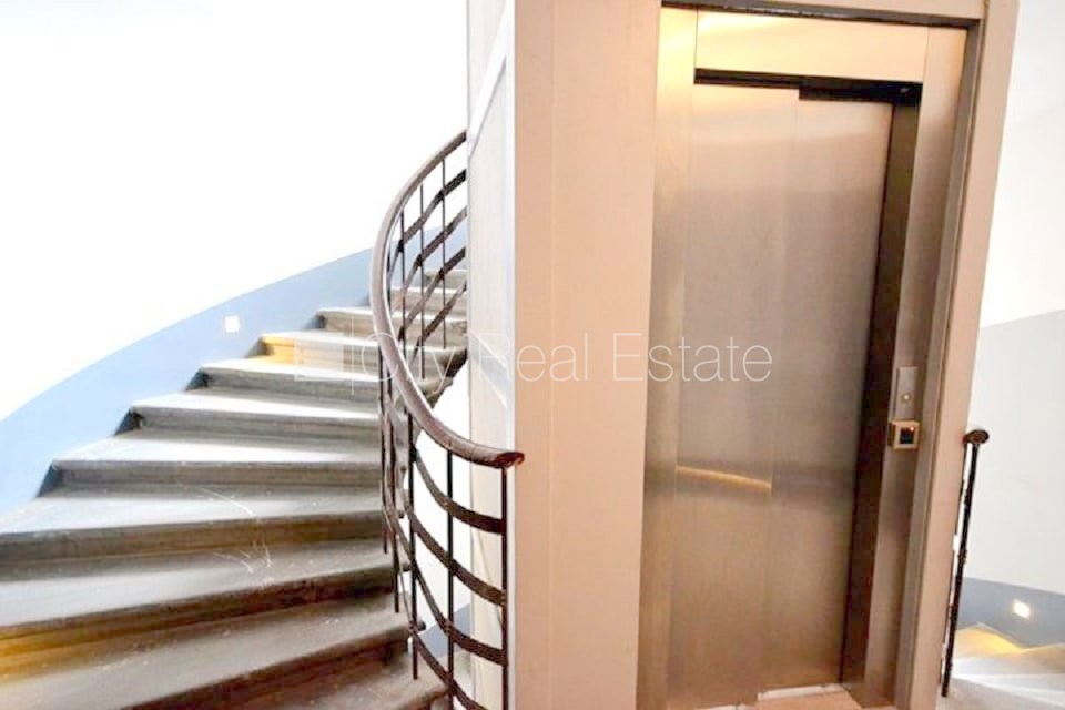 Sludinājumi. Fasādes māja, ieeja no ielas, ir lifts, kāpņu telpa pēc kapitālā remonta, logi vērsti uz ielas Cena: 350 EUR/mēn Foto #15