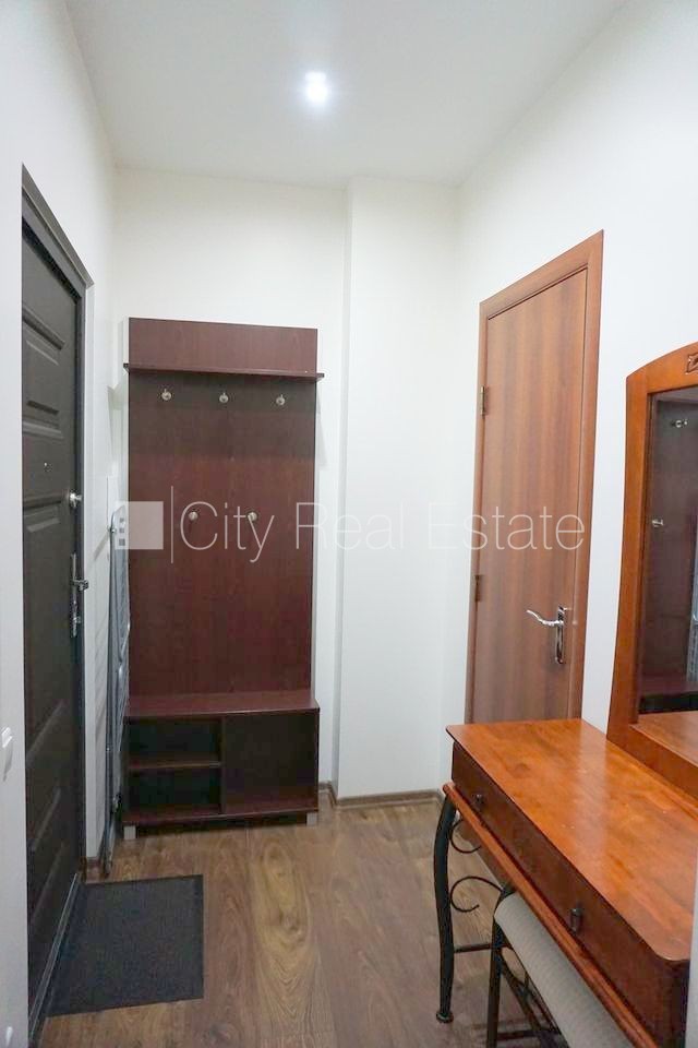 Sludinājumi. Fasādes māja, ieeja no ielas, ir lifts, kāpņu telpa pēc kapitālā remonta, logi vērsti uz ielas Cena: 350 EUR/mēn Foto #12