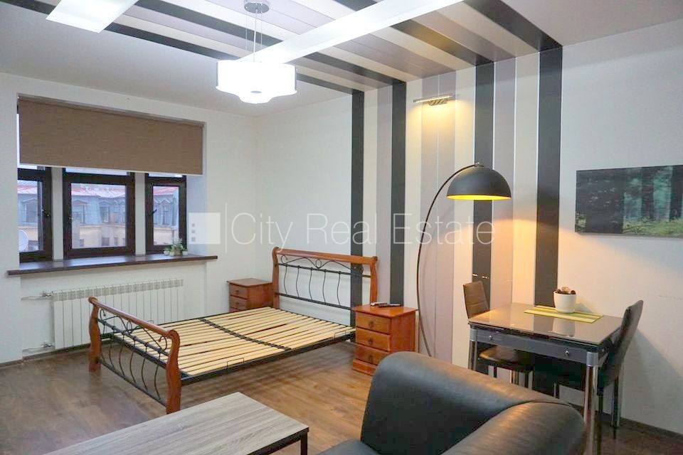 Sludinājumi. Fasādes māja, ieeja no ielas, ir lifts, kāpņu telpa pēc kapitālā remonta, logi vērsti uz ielas Cena: 350 EUR/mēn Foto #1