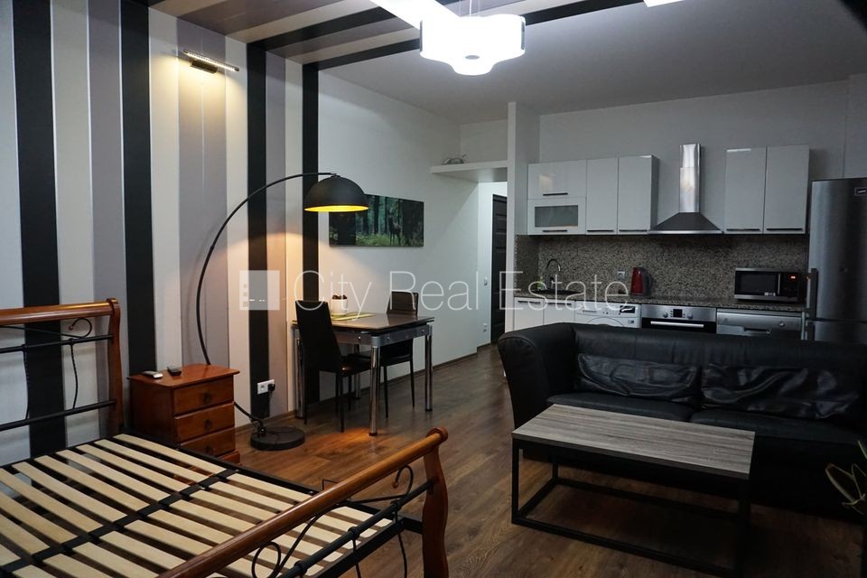 Sludinājumi. Fasādes māja, ieeja no ielas, ir lifts, kāpņu telpa pēc kapitālā remonta, logi vērsti uz ielas Cena: 350 EUR/mēn Foto #4