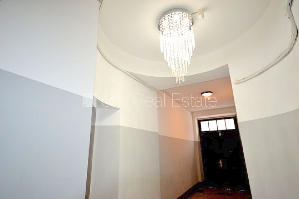 Sludinājumi. Fasādes māja, ieeja no ielas, ir lifts, kāpņu telpa pēc kapitālā remonta, logi vērsti uz ielas Cena: 350 EUR/mēn Foto #17