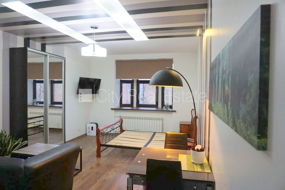 Sludinājumi. Fasādes māja, ieeja no ielas, ir lifts, kāpņu telpa pēc kapitālā remonta, logi vērsti uz ielas Cena: 350 EUR/mēn Foto #2