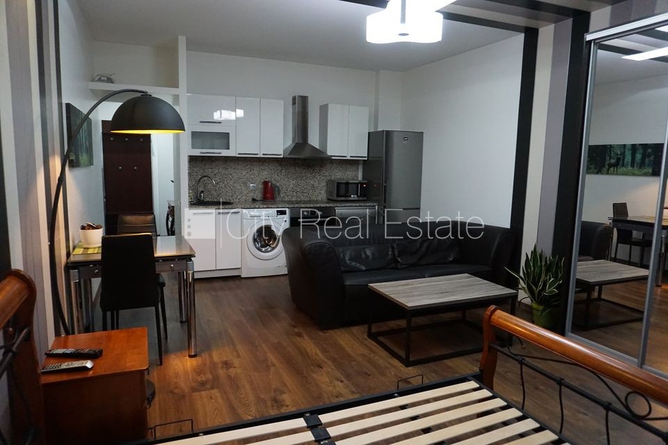 Sludinājumi. Fasādes māja, ieeja no ielas, ir lifts, kāpņu telpa pēc kapitālā remonta, logi vērsti uz ielas Cena: 350 EUR/mēn Foto #3