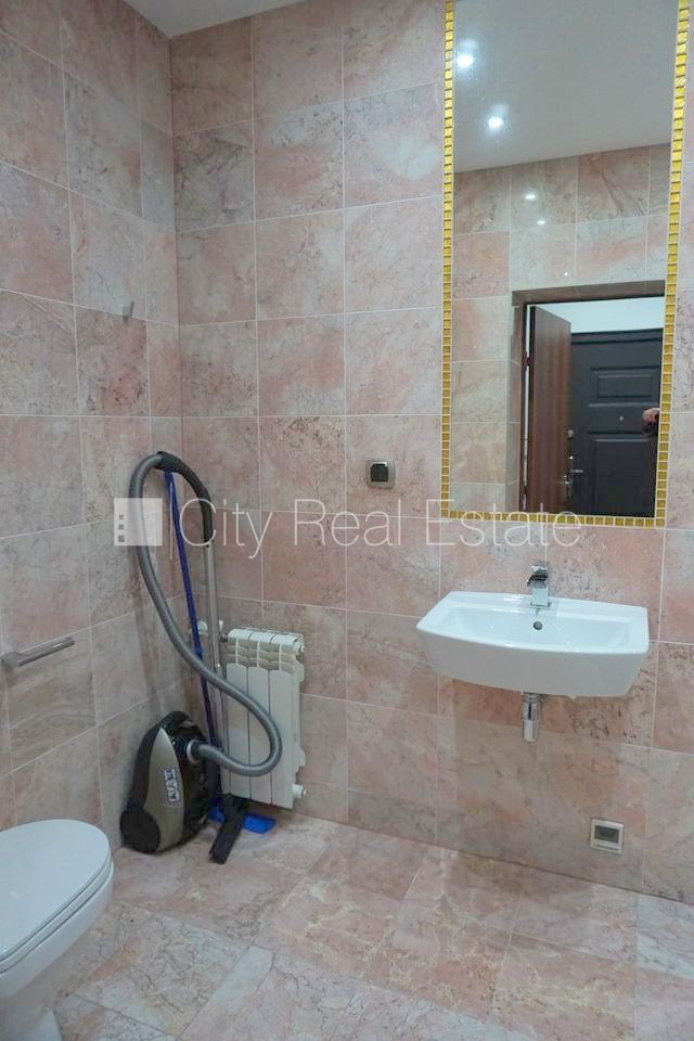 Sludinājumi. Fasādes māja, ieeja no ielas, ir lifts, kāpņu telpa pēc kapitālā remonta, logi vērsti uz ielas Cena: 350 EUR/mēn Foto #11