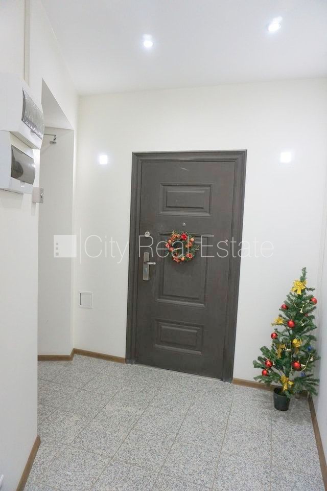 Sludinājumi. Fasādes māja, ieeja no ielas, ir lifts, kāpņu telpa pēc kapitālā remonta, logi vērsti uz ielas Cena: 350 EUR/mēn Foto #14