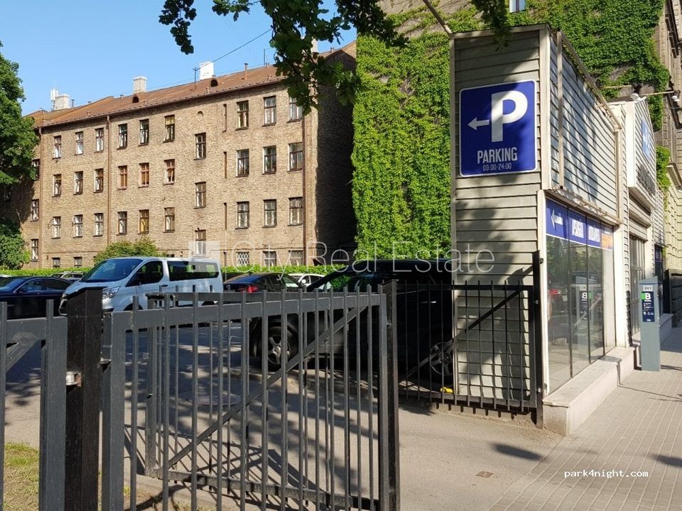 Sludinājumi. Fasādes māja, ieeja no ielas, ir lifts, kāpņu telpa pēc kapitālā remonta, logi vērsti uz ielas Cena: 350 EUR/mēn Foto #18