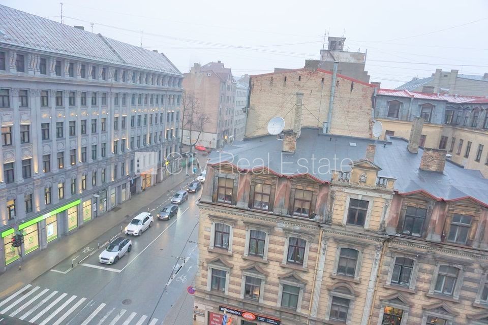 Sludinājumi. Fasādes māja, ieeja no ielas, ir lifts, kāpņu telpa pēc kapitālā remonta, logi vērsti uz ielas Cena: 350 EUR/mēn Foto #9