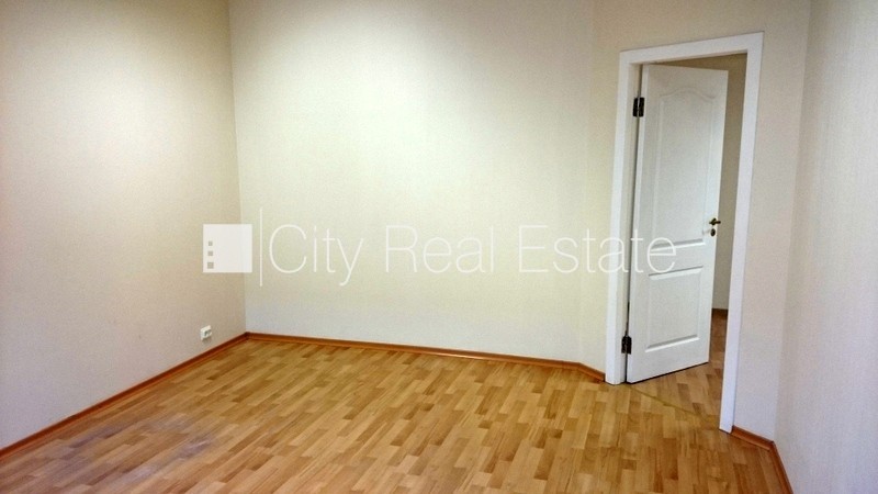 Sludinājumi. Fasādes māja, renovēta māja, ieeja no ielas, kāpņu telpa pēc kapitālā remonta, logi vērsti uz Cena: 180 EUR/mēn Foto #3