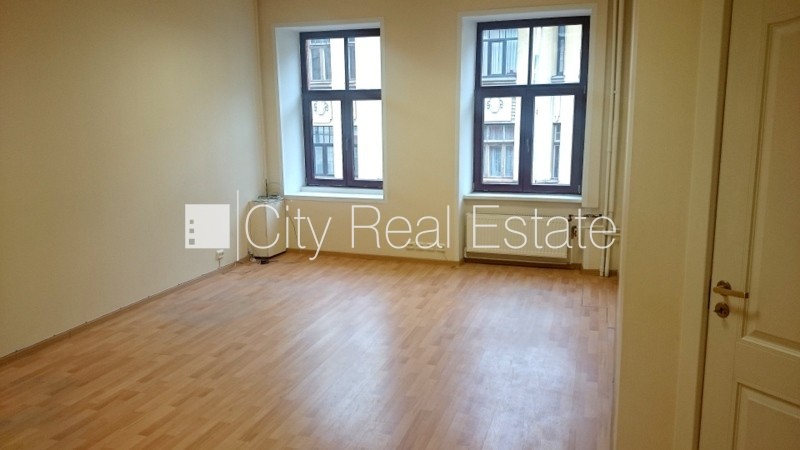 Sludinājumi. Fasādes māja, renovēta māja, ieeja no ielas, kāpņu telpa pēc kapitālā remonta, logi vērsti uz Cena: 180 EUR/mēn Foto #1