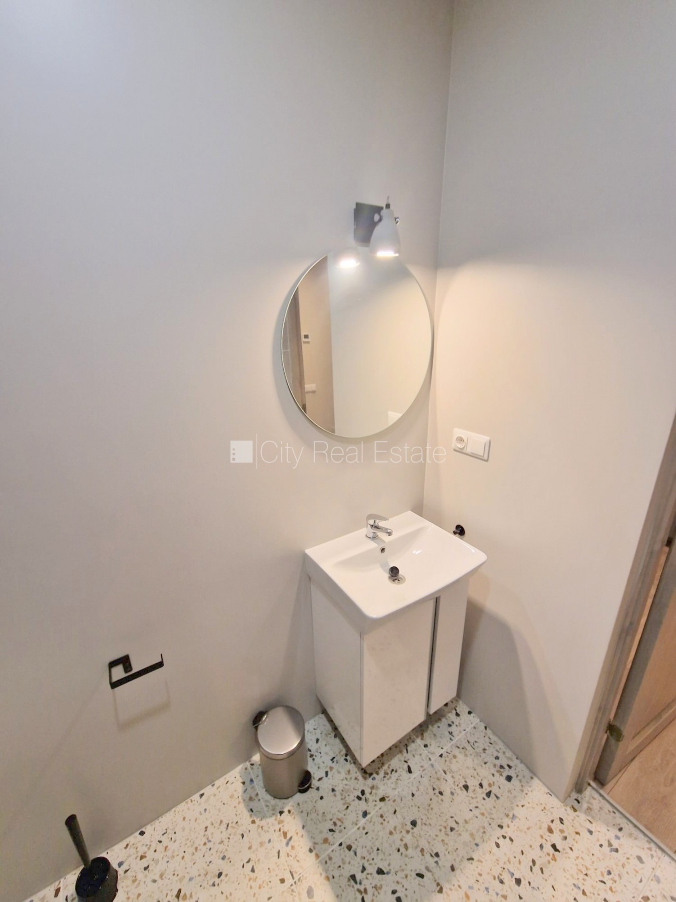 Sludinājumi. Privātmāja, pagalma māja, renovēta māja, apsargāts pagalms, ieeja no pagalma, logi vērsti uz Cena: 420 EUR/mēn Foto #19