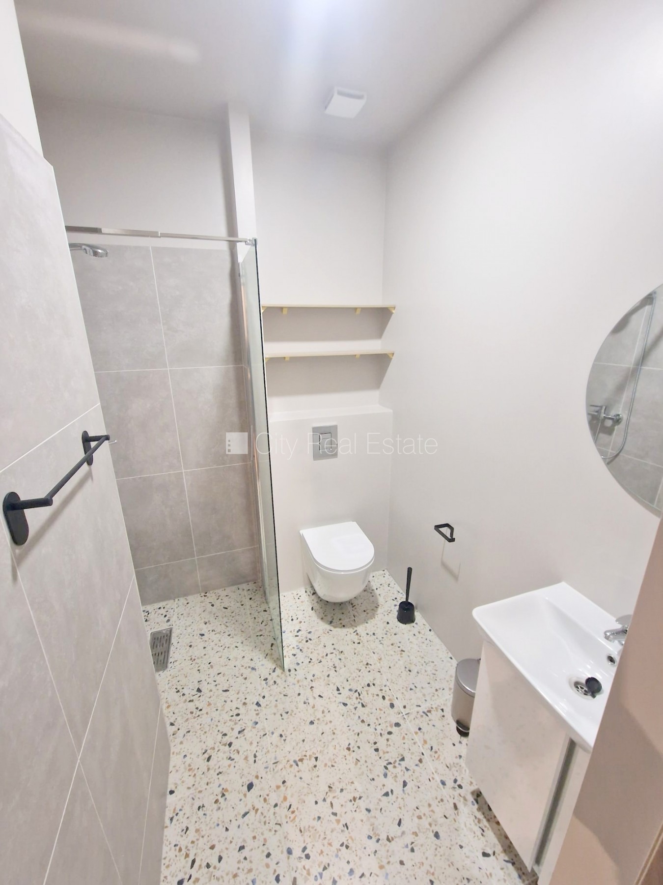 Sludinājumi. Privātmāja, pagalma māja, renovēta māja, apsargāts pagalms, ieeja no pagalma, logi vērsti uz Cena: 420 EUR/mēn Foto #17