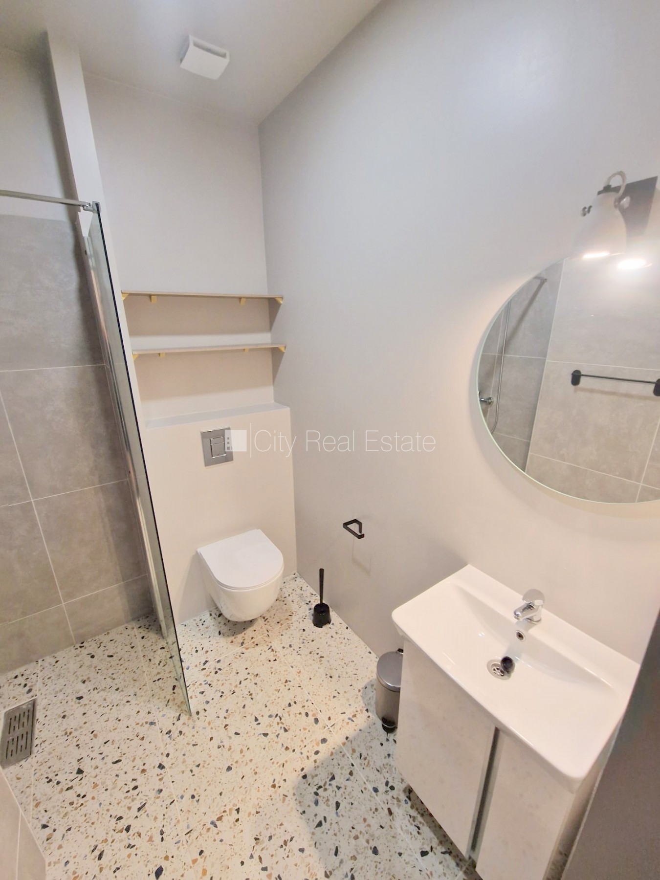 Sludinājumi. Privātmāja, pagalma māja, renovēta māja, apsargāts pagalms, ieeja no pagalma, logi vērsti uz Cena: 420 EUR/mēn Foto #16