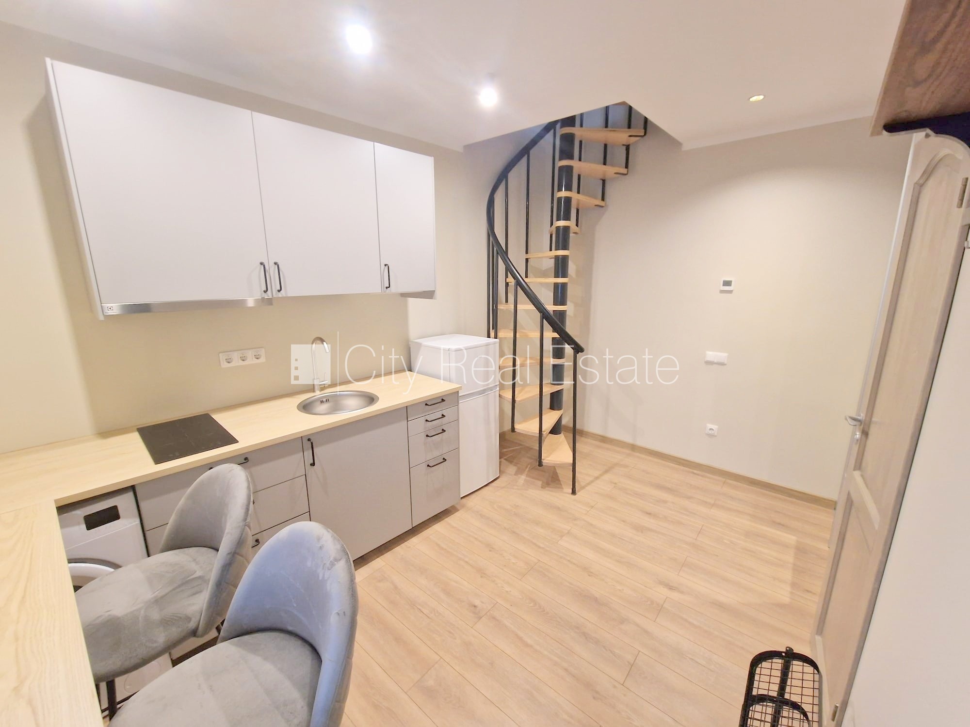 Sludinājumi. Privātmāja, pagalma māja, renovēta māja, apsargāts pagalms, ieeja no pagalma, logi vērsti uz Cena: 420 EUR/mēn Foto #2