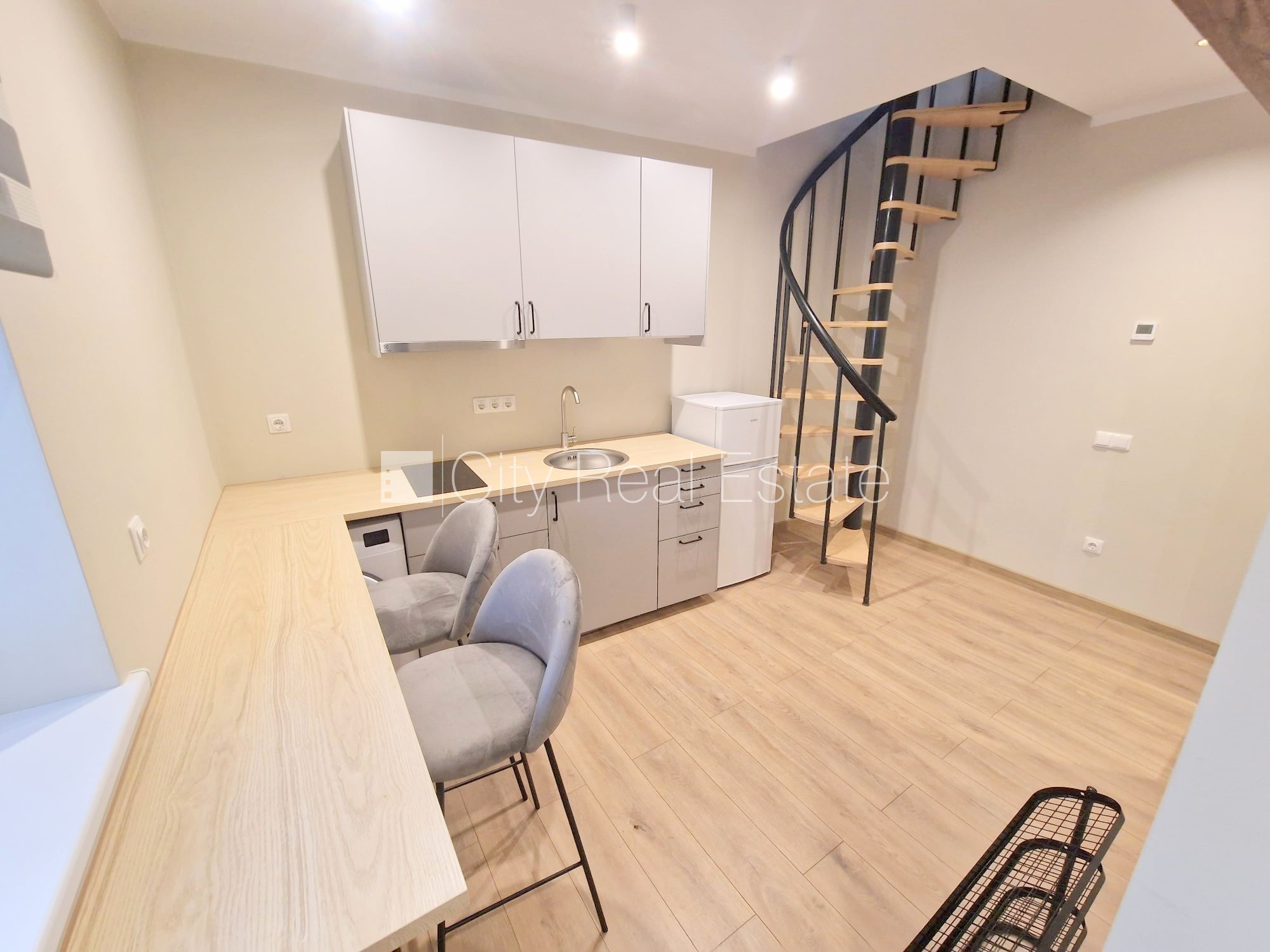 Sludinājumi. Privātmāja, pagalma māja, renovēta māja, apsargāts pagalms, ieeja no pagalma, logi vērsti uz Cena: 420 EUR/mēn Foto #1