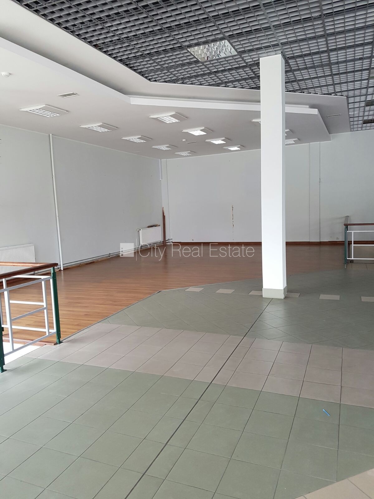 Sludinājumi. Jaunceltne, iežogota teritorija, slēgta teritorija, vieta vairākām automašīnām, ir rampa, mājā Cena: 2173 EUR/mēn Foto #7