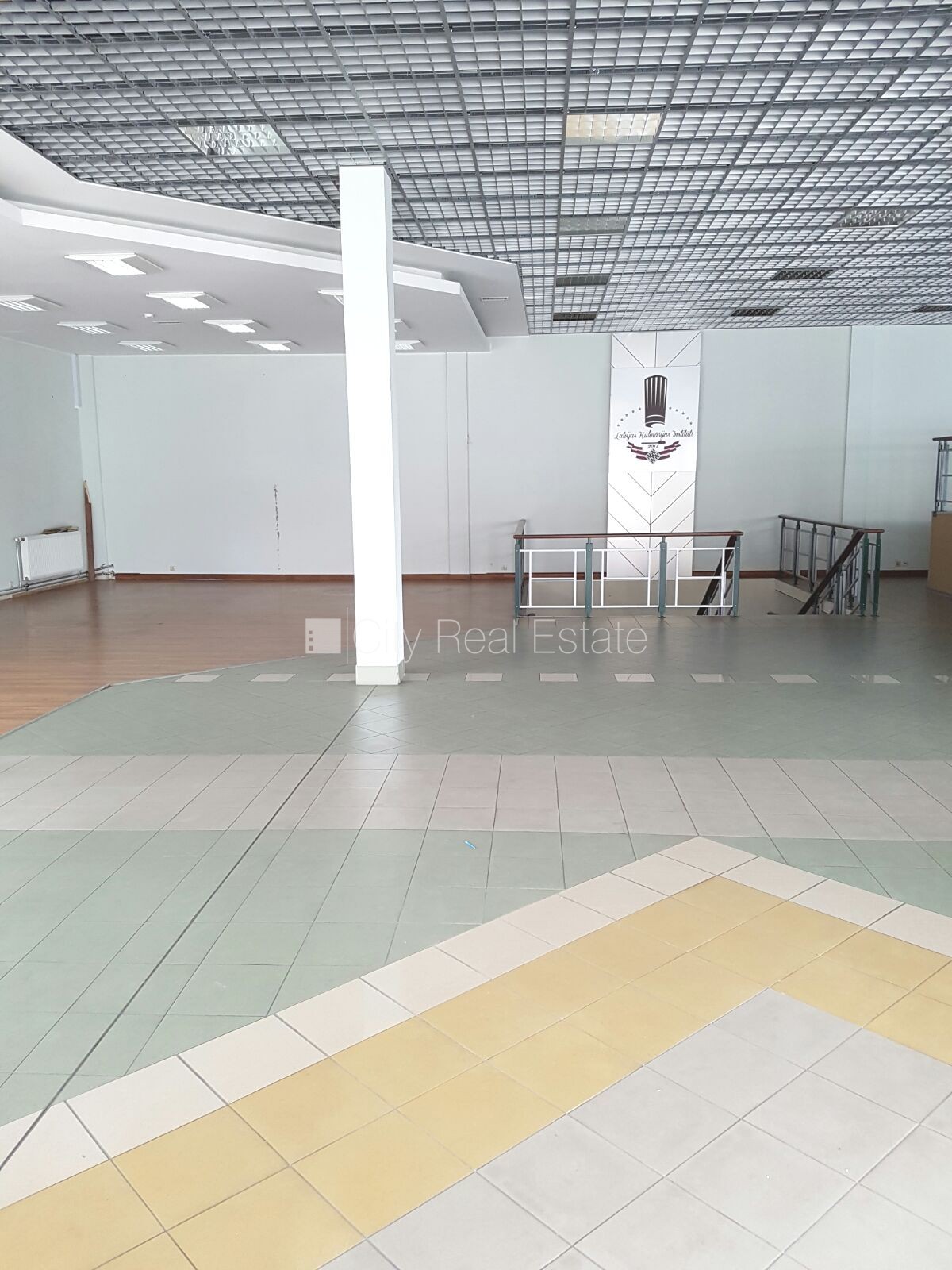 Sludinājumi. Jaunceltne, iežogota teritorija, slēgta teritorija, vieta vairākām automašīnām, ir rampa, mājā Cena: 2173 EUR/mēn Foto #1