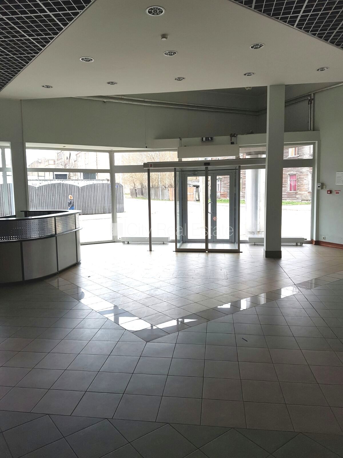 Sludinājumi. Jaunceltne, iežogota teritorija, slēgta teritorija, vieta vairākām automašīnām, ir rampa, mājā Cena: 2173 EUR/mēn Foto #3