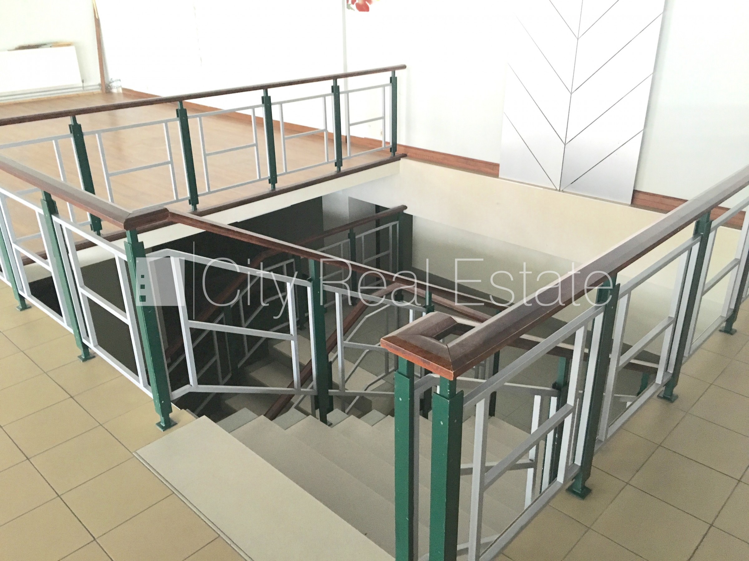 Sludinājumi. Jaunceltne, iežogota teritorija, slēgta teritorija, vieta vairākām automašīnām, ir rampa, mājā Cena: 2173 EUR/mēn Foto #4