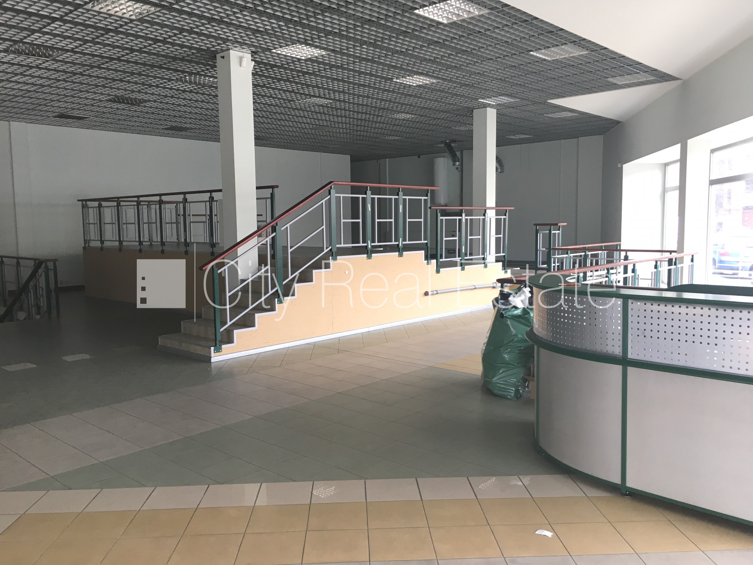 Sludinājumi. Jaunceltne, iežogota teritorija, slēgta teritorija, vieta vairākām automašīnām, ir rampa, mājā Cena: 2173 EUR/mēn Foto #5