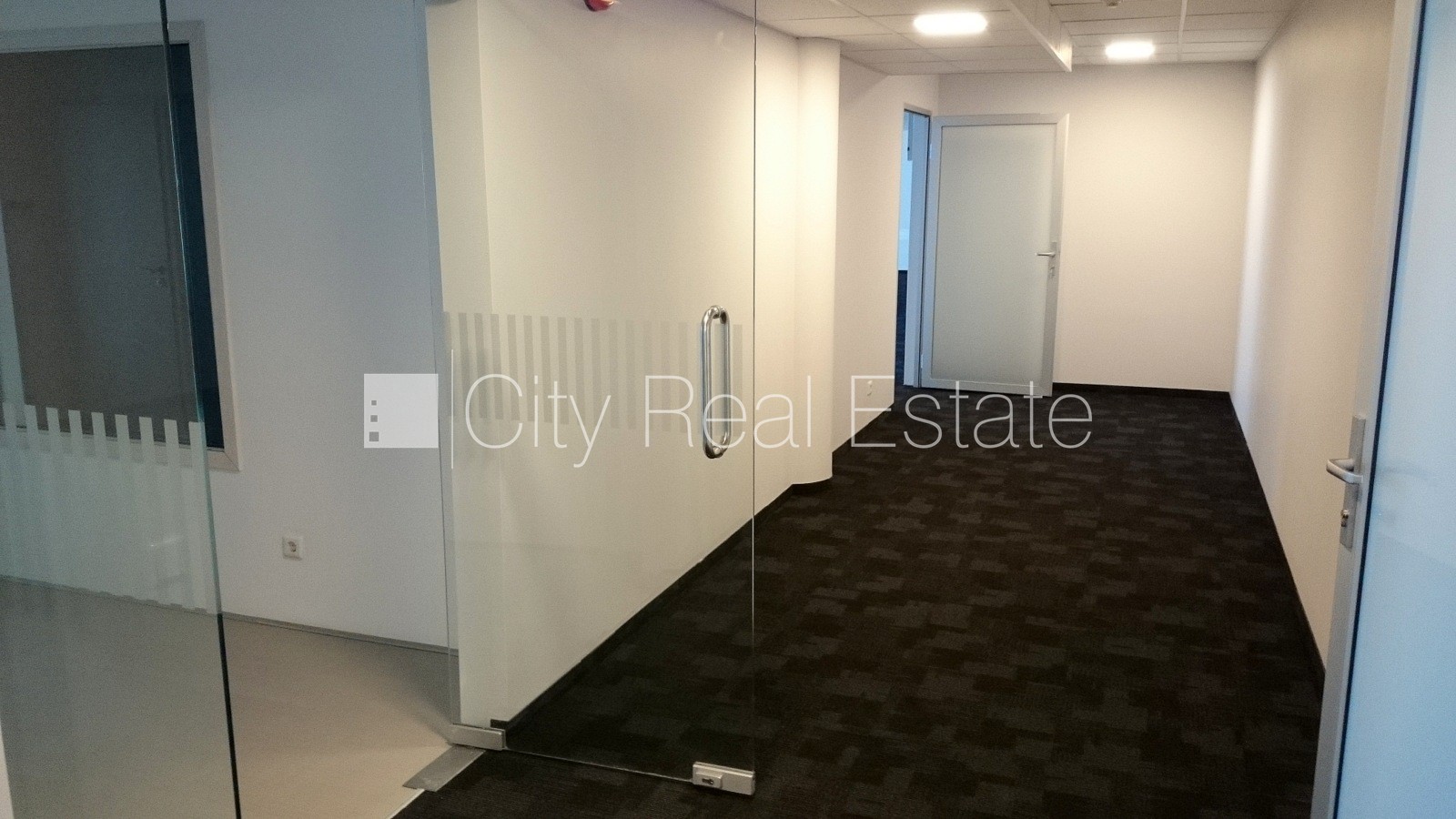 Sludinājumi. Jaunceltne, fasādes māja, viena kvadrātmetra apsaimniekošanas maksa mēnesī  3,3 EUR, garāžas vārti Cena: 2894 EUR/mēn Foto #9