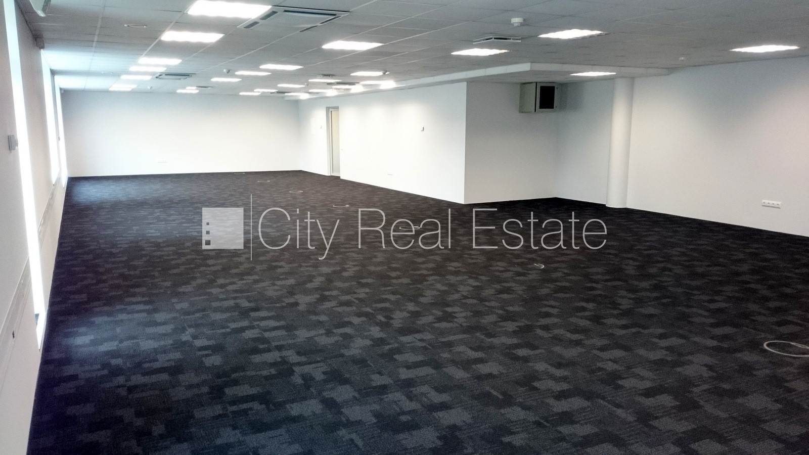 Sludinājumi. Jaunceltne, fasādes māja, viena kvadrātmetra apsaimniekošanas maksa mēnesī  3,3 EUR, garāžas vārti Cena: 2894 EUR/mēn Foto #1