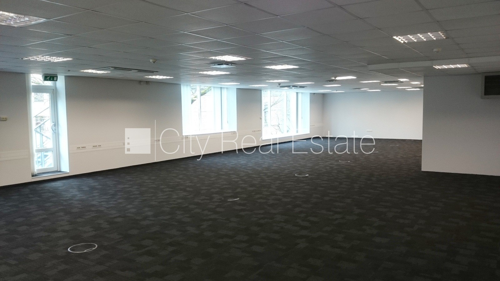 Sludinājumi. Jaunceltne, fasādes māja, viena kvadrātmetra apsaimniekošanas maksa mēnesī  3,3 EUR, garāžas vārti Cena: 2894 EUR/mēn Foto #4