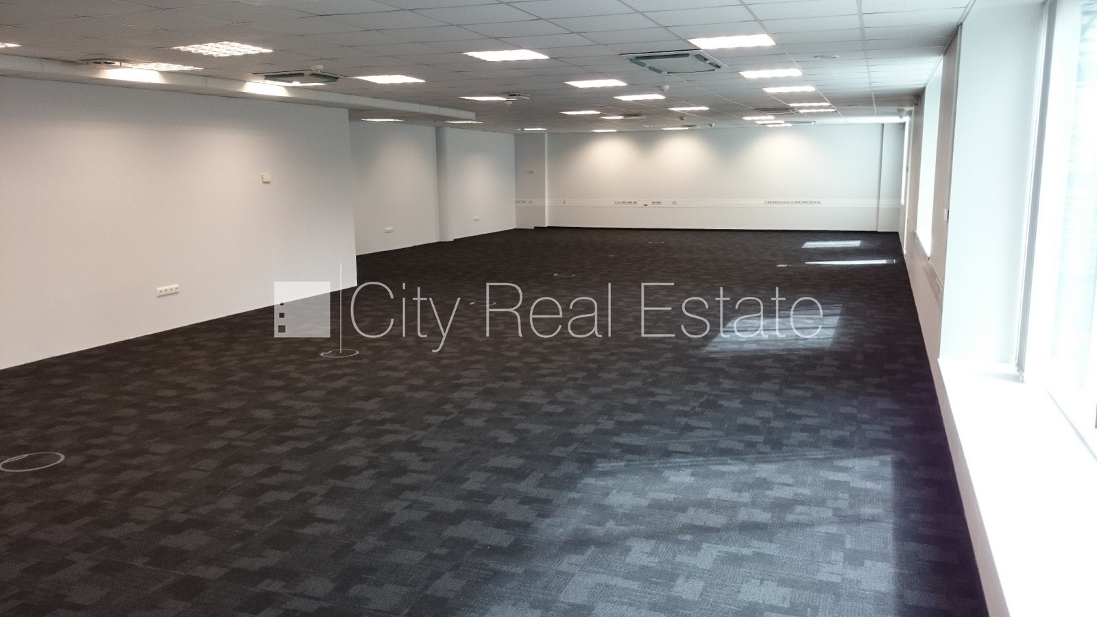 Sludinājumi. Jaunceltne, fasādes māja, viena kvadrātmetra apsaimniekošanas maksa mēnesī  3,3 EUR, garāžas vārti Cena: 2894 EUR/mēn Foto #2