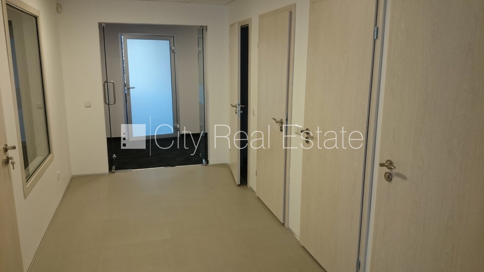 Sludinājumi. Jaunceltne, fasādes māja, viena kvadrātmetra apsaimniekošanas maksa mēnesī  3,3 EUR, garāžas vārti Cena: 2894 EUR/mēn Foto #21