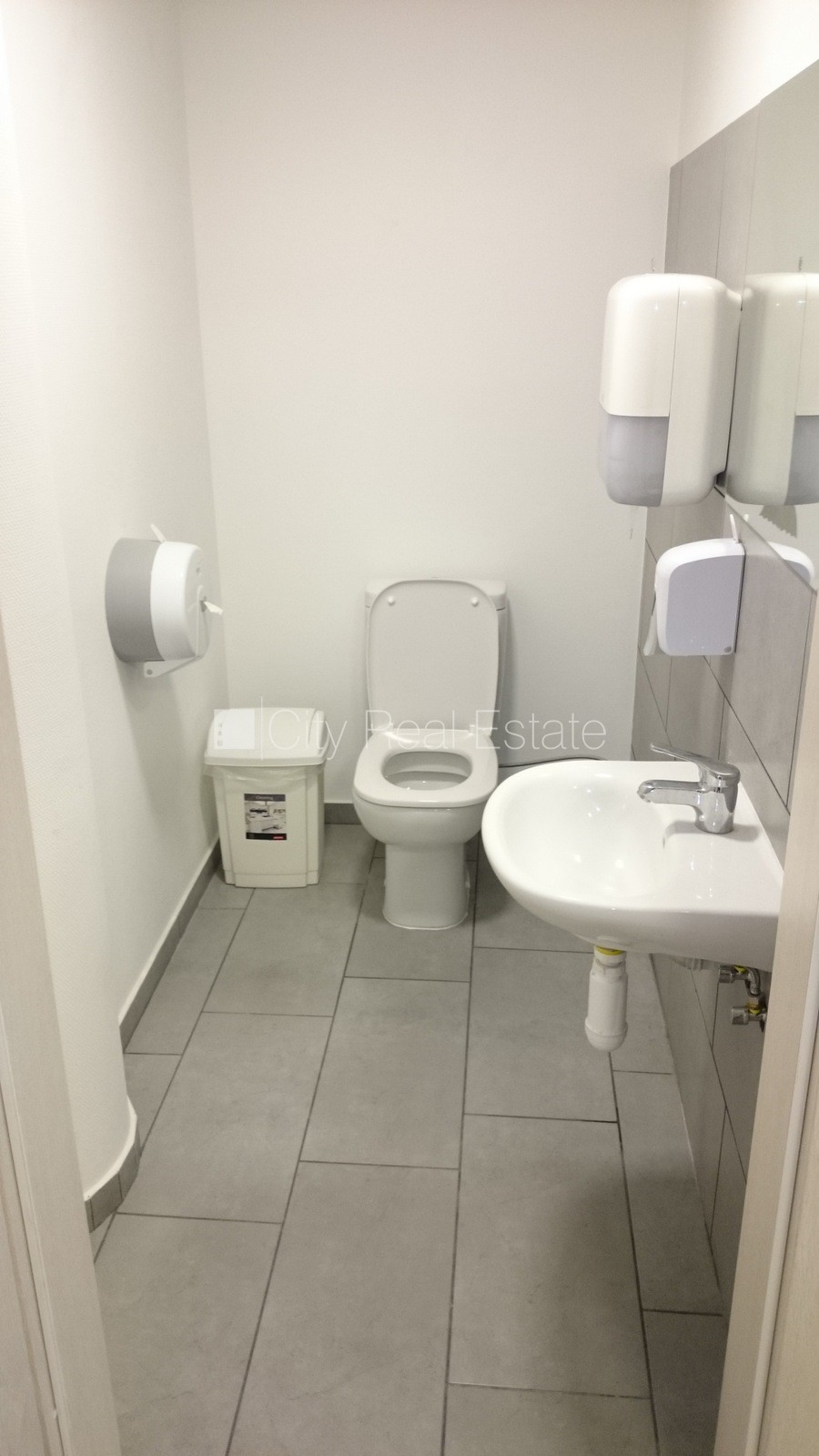 Sludinājumi. Jaunceltne, fasādes māja, viena kvadrātmetra apsaimniekošanas maksa mēnesī  3,3 EUR, garāžas vārti Cena: 2894 EUR/mēn Foto #10