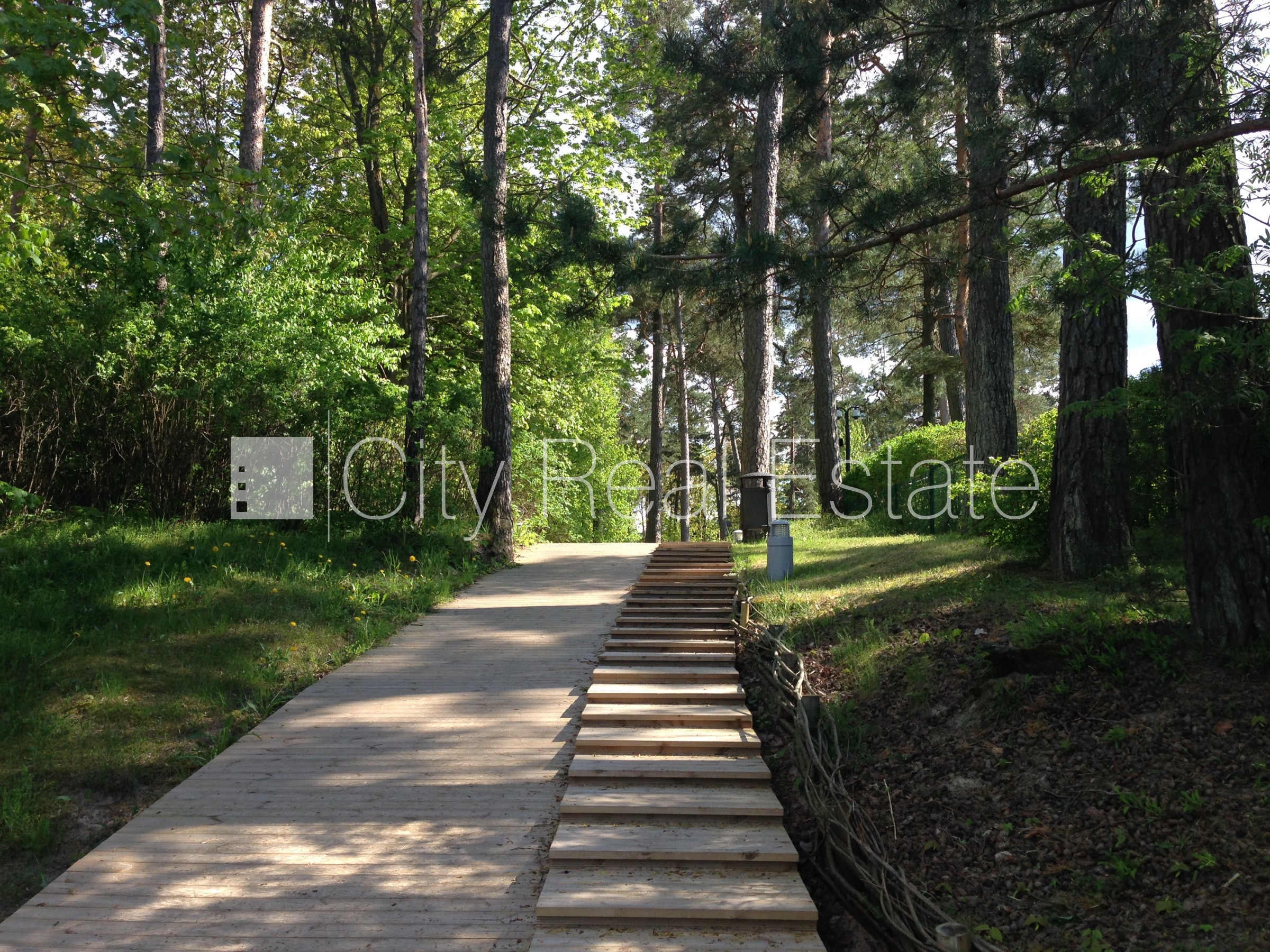 Sludinājumi. Iežogota teritorija, vieta automašīnai, terase, istabas izolētas 2 gab., studio tipa, virtuve Cena: 500 EUR/mēn Foto #12