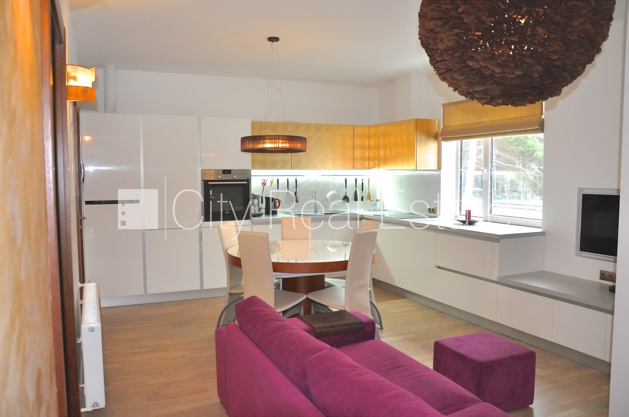 Sludinājumi. Iežogota teritorija, vieta automašīnai, terase, istabas izolētas 2 gab., studio tipa, virtuve Cena: 500 EUR/mēn Foto #1