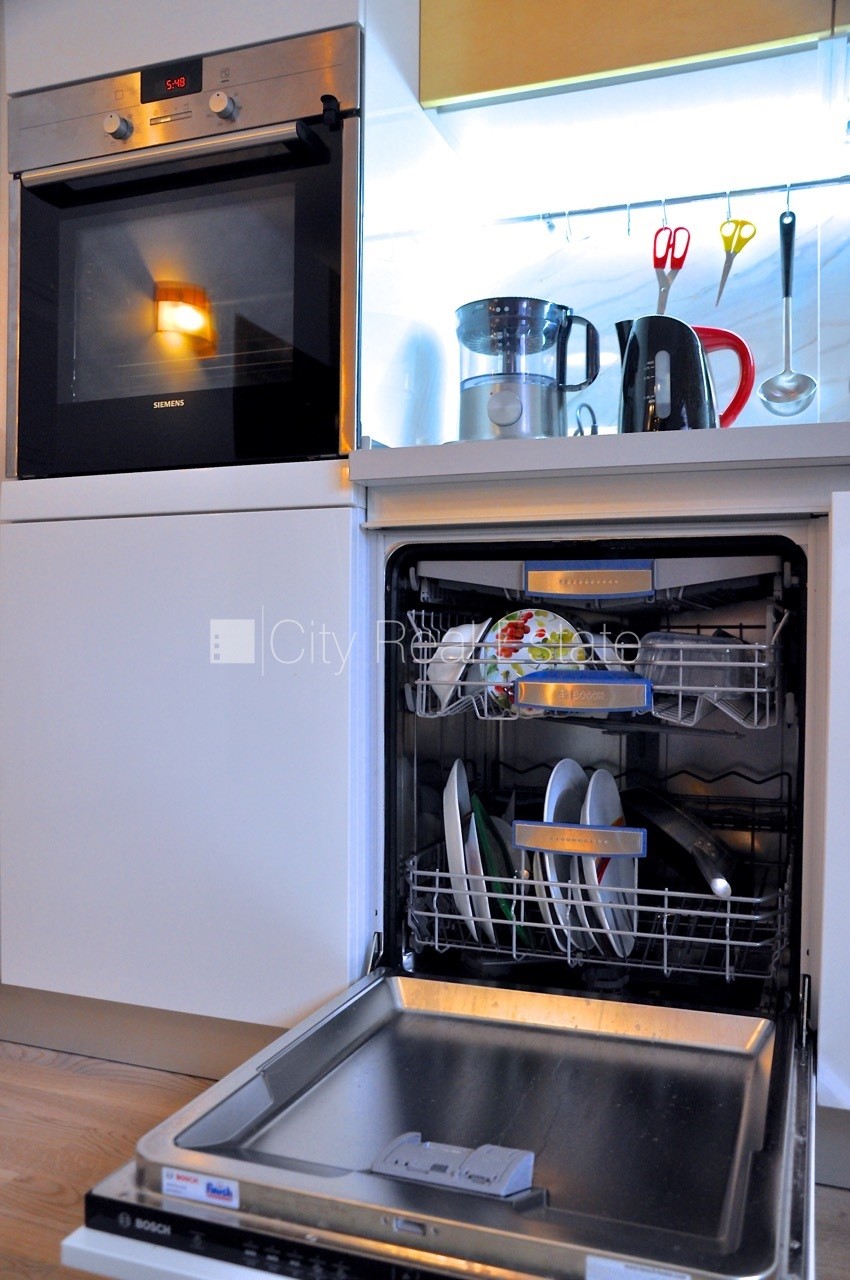 Sludinājumi. Iežogota teritorija, vieta automašīnai, terase, istabas izolētas 2 gab., studio tipa, virtuve Cena: 500 EUR/mēn Foto #2