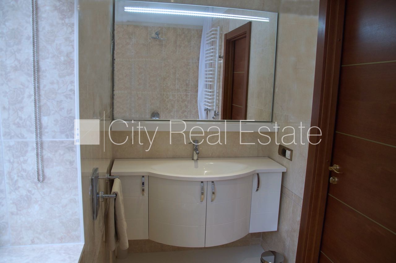 Sludinājumi. Iežogota teritorija, vieta automašīnai, terase, istabas izolētas 2 gab., studio tipa, virtuve Cena: 500 EUR/mēn Foto #9