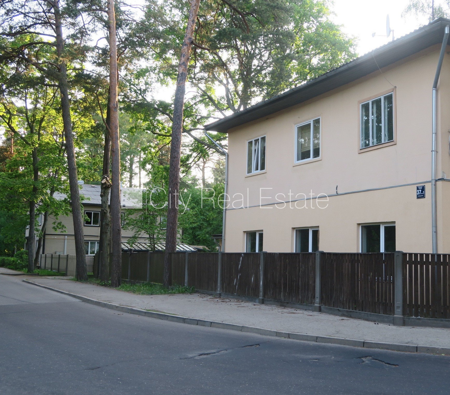 Sludinājumi. Iežogota teritorija, vieta automašīnai, terase, istabas izolētas 2 gab., studio tipa, virtuve Cena: 500 EUR/mēn Foto #11