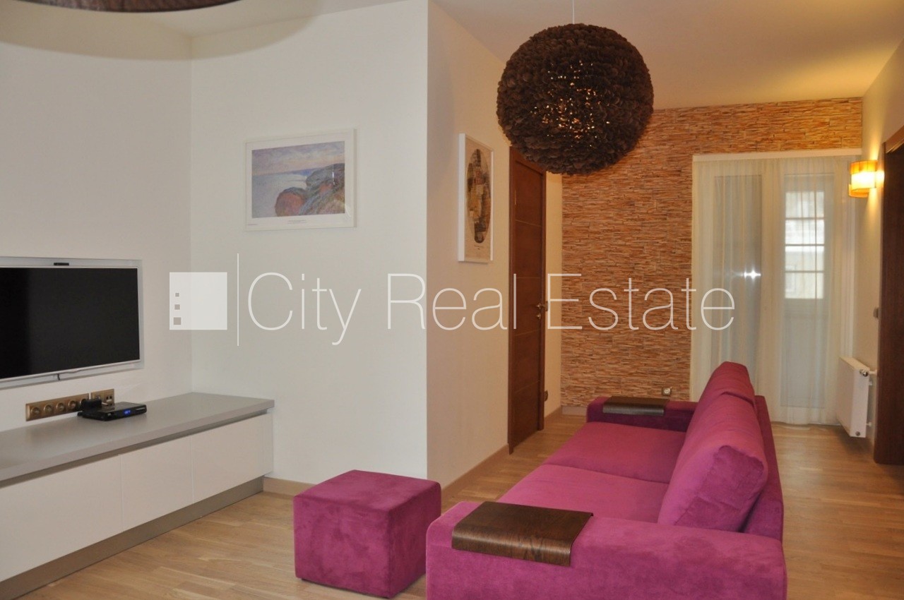 Sludinājumi. Iežogota teritorija, vieta automašīnai, terase, istabas izolētas 2 gab., studio tipa, virtuve Cena: 500 EUR/mēn Foto #4