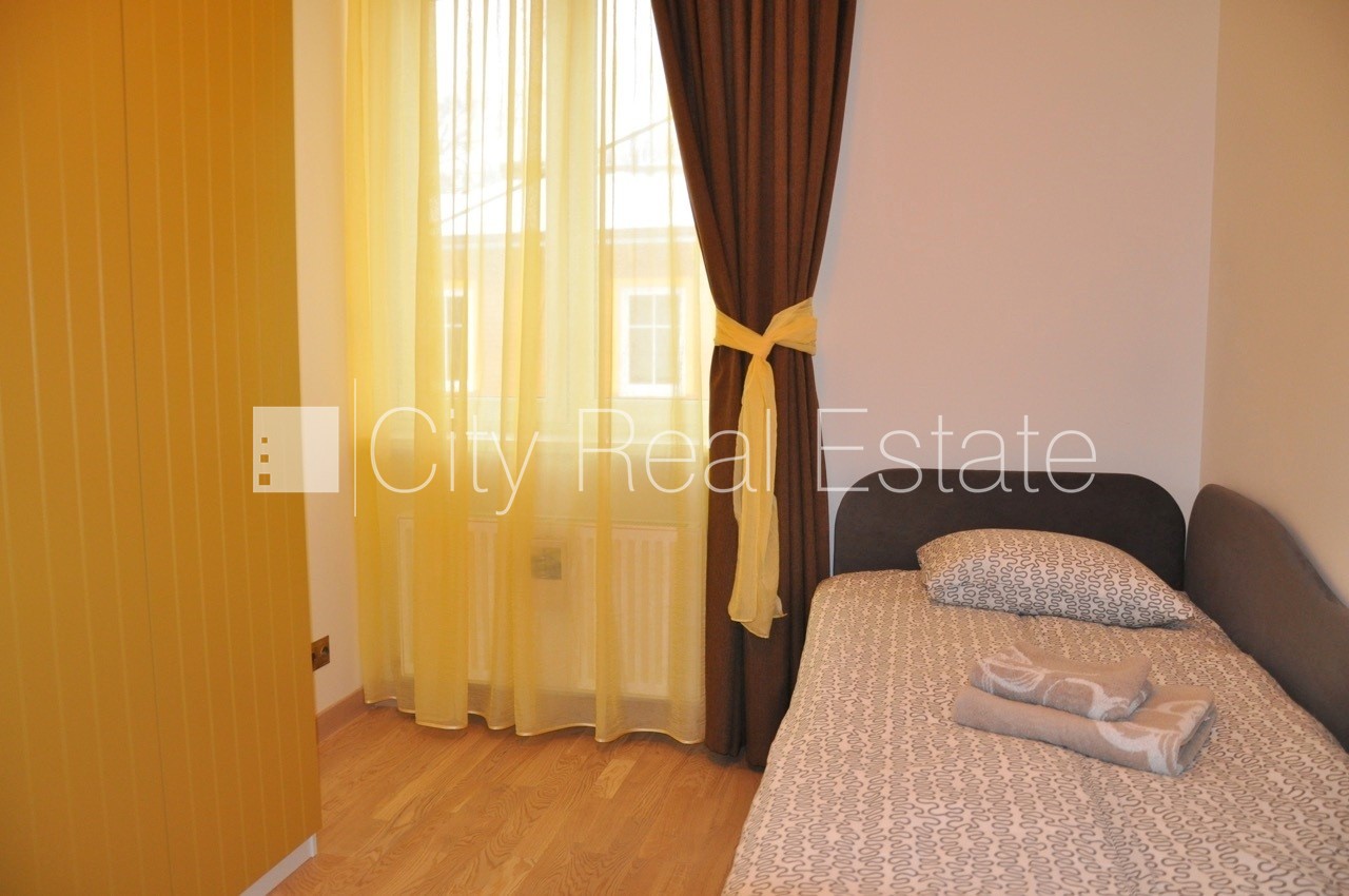 Sludinājumi. Iežogota teritorija, vieta automašīnai, terase, istabas izolētas 2 gab., studio tipa, virtuve Cena: 500 EUR/mēn Foto #7