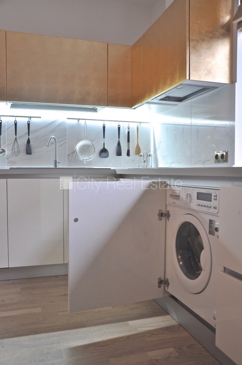 Sludinājumi. Iežogota teritorija, vieta automašīnai, terase, istabas izolētas 2 gab., studio tipa, virtuve Cena: 500 EUR/mēn Foto #3