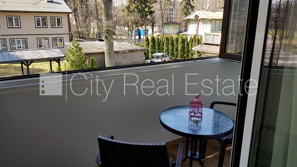 Sludinājumi. Iežogota teritorija, vieta automašīnai, terase, istabas izolētas 2 gab., studio tipa, virtuve Cena: 500 EUR/mēn Foto #10