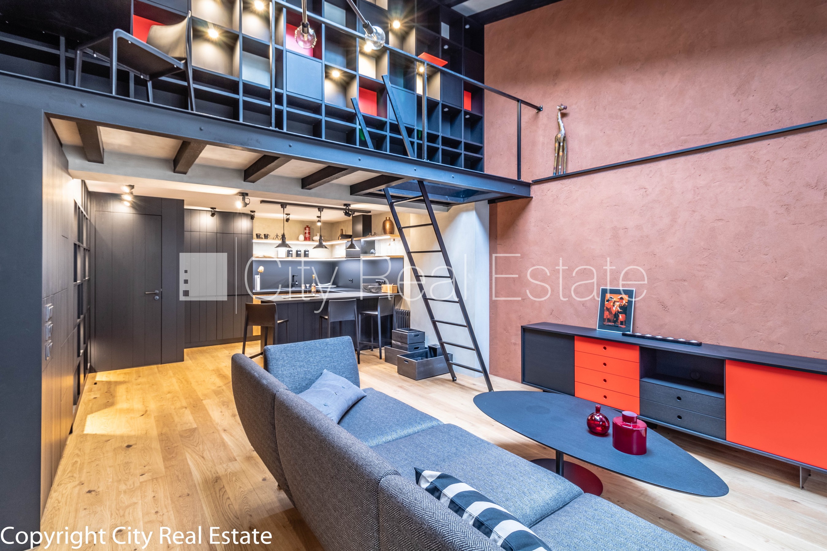 Sludinājumi. Pagalma māja, slēgts pagalms, vieta automašīnai, luksuss apartamenti , guļamistabu skaits 3 gab., Cena: 3000 EUR/mēn Foto #2