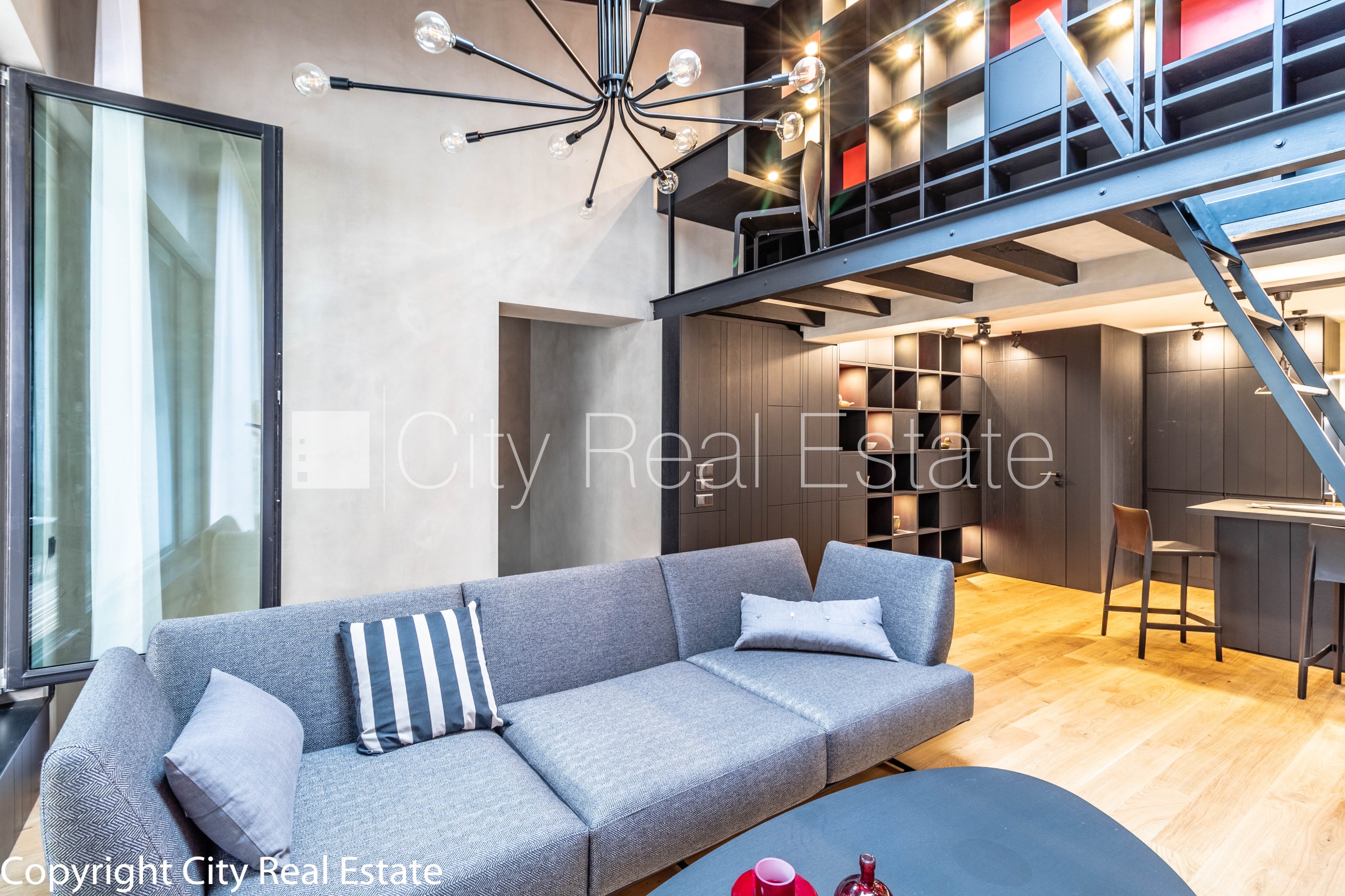 Sludinājumi. Pagalma māja, slēgts pagalms, vieta automašīnai, luksuss apartamenti , guļamistabu skaits 3 gab., Cena: 3000 EUR/mēn Foto #1