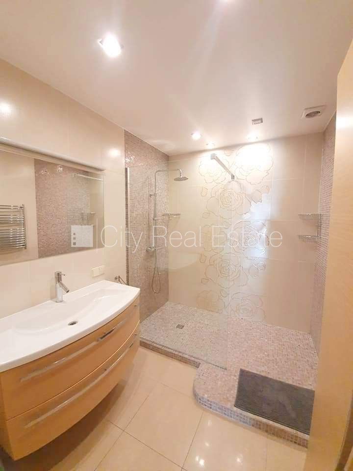 Sludinājumi. Fasādes māja, ieeja no ielas, kāpņu telpa pēc kosmētiskā remonta, logi vērsti mājas abās pusēs, Cena: 900 EUR/mēn Foto #20