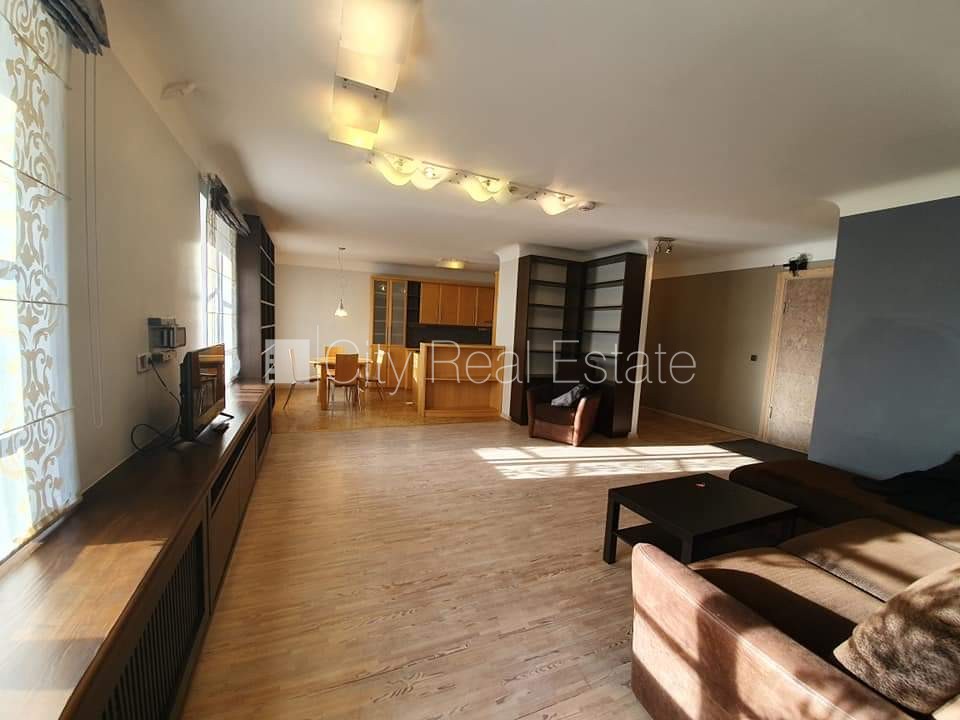 Sludinājumi. Fasādes māja, ieeja no ielas, kāpņu telpa pēc kosmētiskā remonta, logi vērsti mājas abās pusēs, Cena: 900 EUR/mēn Foto #7