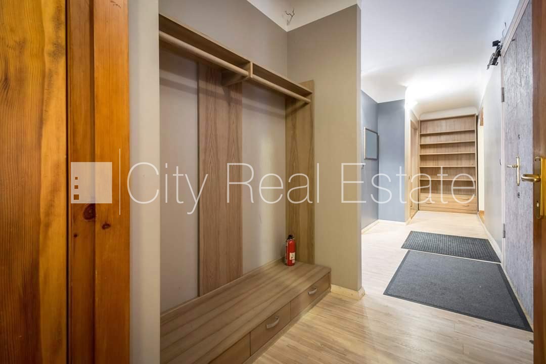 Sludinājumi. Fasādes māja, ieeja no ielas, kāpņu telpa pēc kosmētiskā remonta, logi vērsti mājas abās pusēs, Cena: 900 EUR/mēn Foto #13