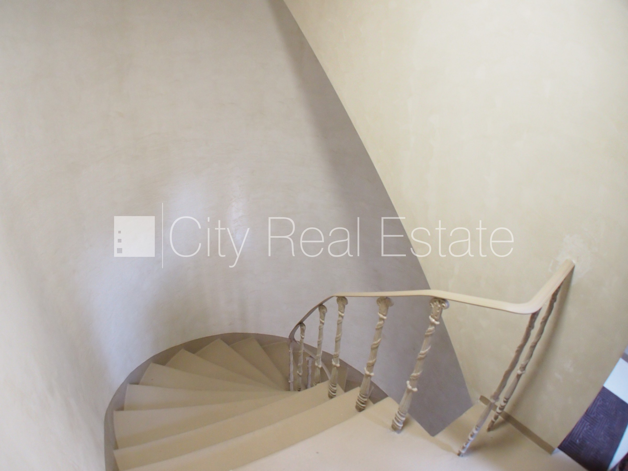 Sludinājumi. Fasādes māja, ieeja no ielas, kāpņu telpa pēc kosmētiskā remonta, logi vērsti mājas abās pusēs, Cena: 900 EUR/mēn Foto #24