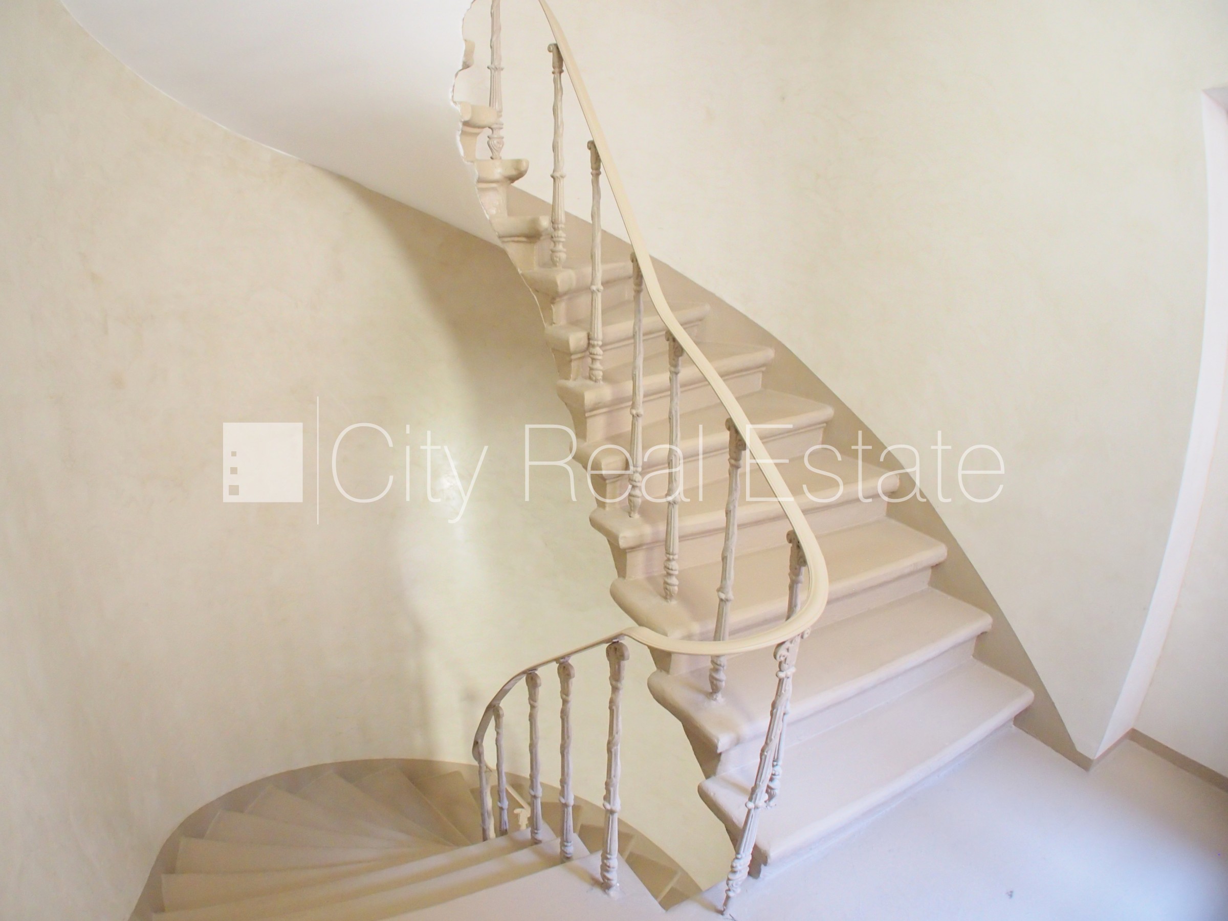 Sludinājumi. Fasādes māja, ieeja no ielas, kāpņu telpa pēc kosmētiskā remonta, logi vērsti mājas abās pusēs, Cena: 900 EUR/mēn Foto #25