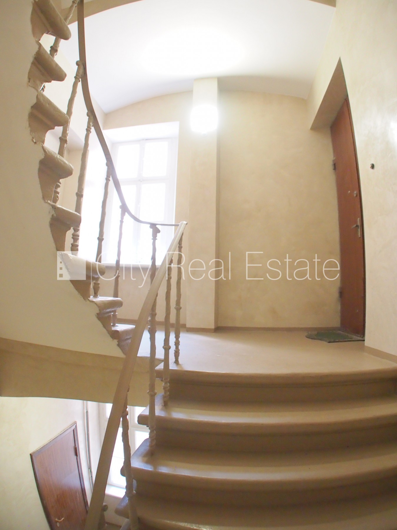 Sludinājumi. Fasādes māja, ieeja no ielas, kāpņu telpa pēc kosmētiskā remonta, logi vērsti mājas abās pusēs, Cena: 900 EUR/mēn Foto #23